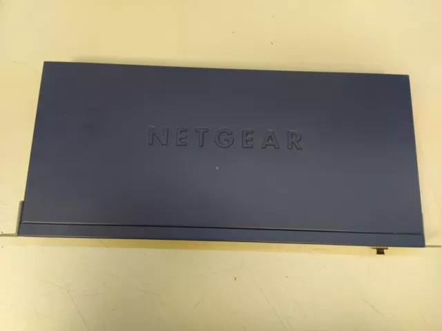 NETGEAR 24 Port 10/100 Smart Switch + 1 Gig and 1 Combo port - Testé