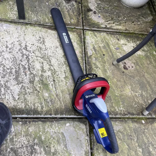 Spear & jackson 51cm cordless outlet hedge trimmer with 2 batteries