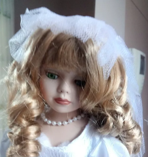 Muñeca con vestido de novia de tela y Porcelana