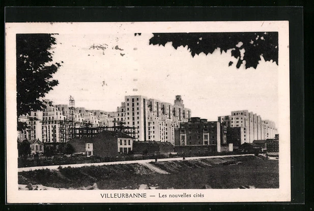 CPA Villeurbanne Rhone, Place de la Mairie - L´Èglise