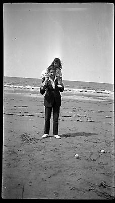 Portrait garçon portant petite fille épaules - négatif photo ancien circa 1910