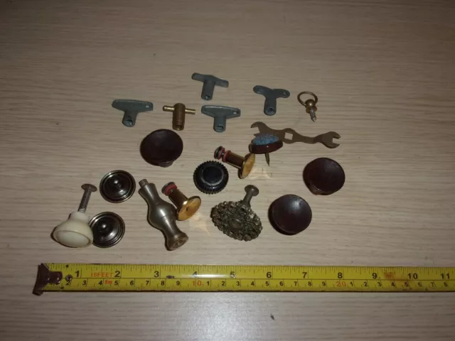 Joblot mixed cupboard/drawer knobs and small keys