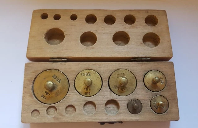6 alte Messinggewichte + Holzbox, mit Punze und Adler, DK, Messing 915