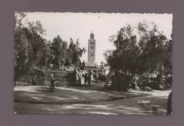Maroc - MARRAKECH - La Koutoubia vue du Souk   (L117)