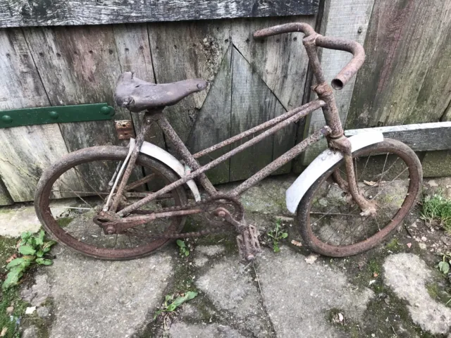 Ancien petit vélo d'enfant dans son jus de grenier ... Vintage