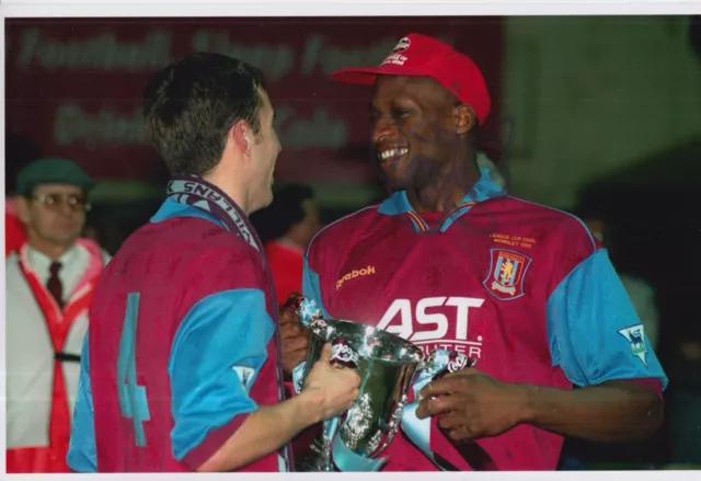 Foto Ugo Ehiogu Aston Villa 12x8 firmata a mano.