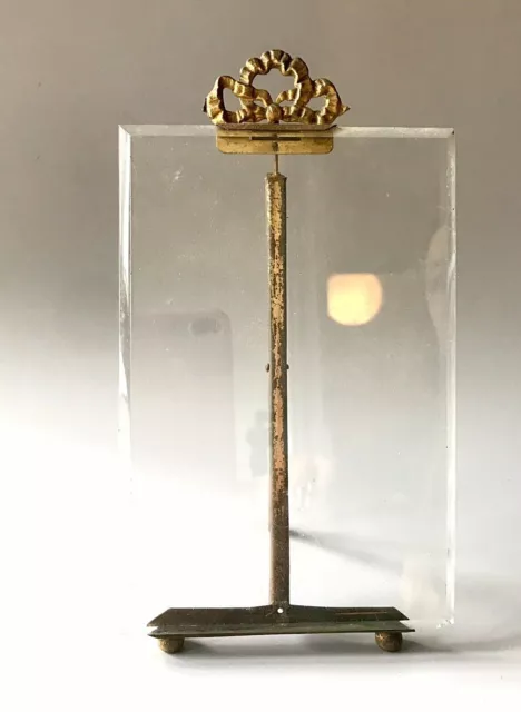 Porte-photo XIX ème En Verre Biseauté surmonté d’un Ruban en Laiton