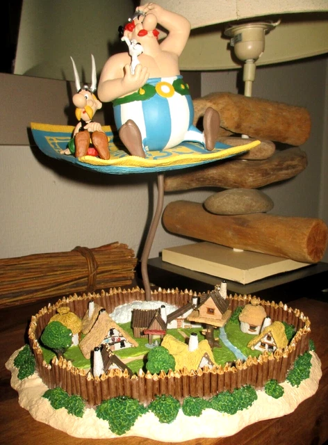 Astérix & Obélix – Grande Scène Survol Du Village Sur Tapis, 34 Cm, Plastoy-Atlas 2001