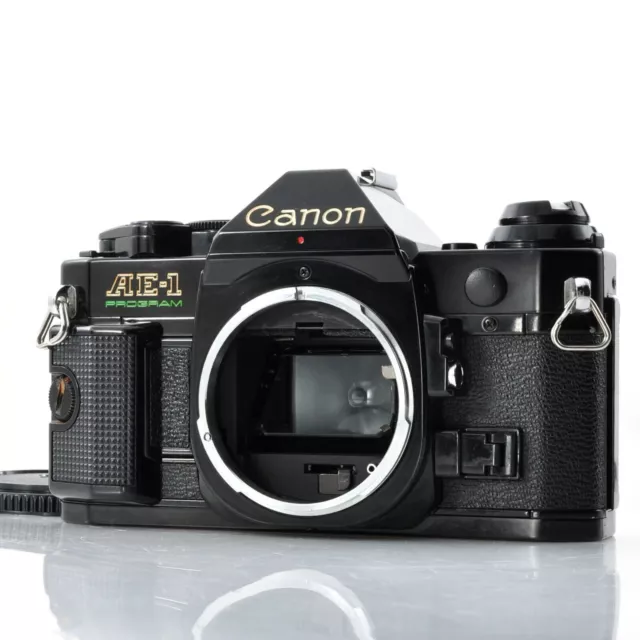 Cuerpo de cámara de película SLR negra del programa Canon AE-1 probado en...