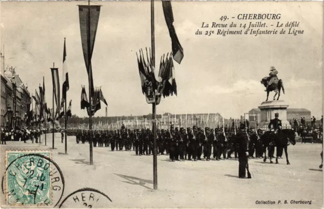 CPA MILITAIRE Cherbourg-La Revue, Le défilé du 25e Régiment (316791)
