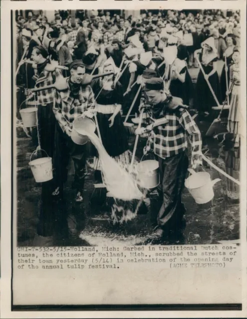 1947 Photo Holland MI Dutch Costumes Citizens Tulip Festival Pails WirePhoto