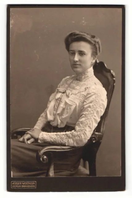 Fotografie Atelier Wertheim, Berlin, Portrait sitzende Dame in hübscher Bluse m