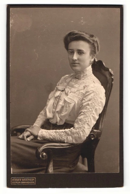 Fotografie Atelier Wertheim, Berlin, Portrait sitzende Dame in hübscher Bluse m