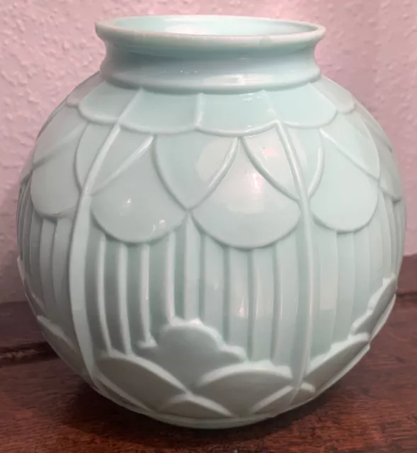 Beau vase boule en opaline verte art déco 1930's à décor floral