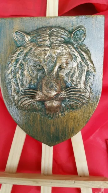 Blason artisanal représentant un Tigre ( Fintion bronze  ) avec accroche au dos