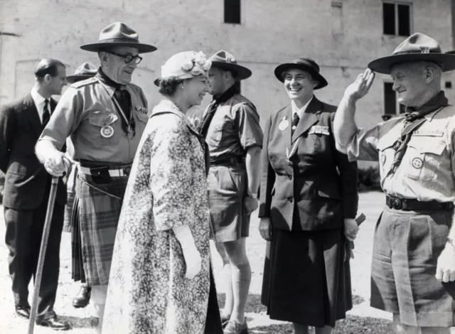 Foto vintage Regina Elisabetta II con le guide scout, 1957, stampa 20x15 cm