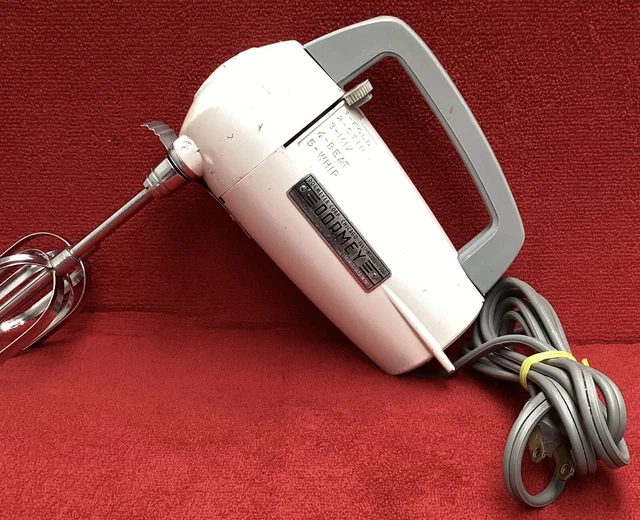 VINTAGE MID CENTURY DORMEY Electric Hand Mixer Model 7500 w/ paddles 5