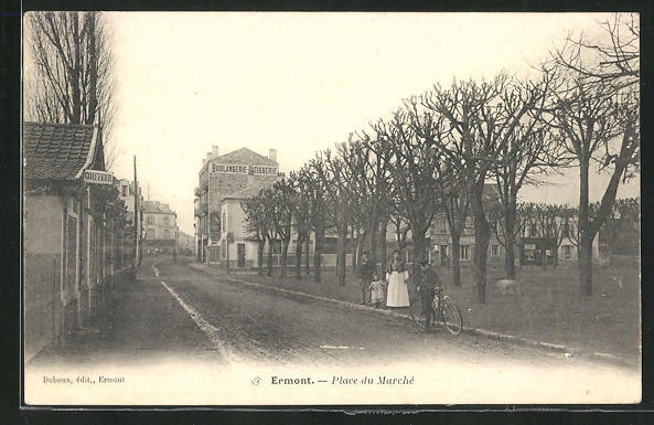 CPA Ermont, Place du Marche, des passants avec vélo 1904