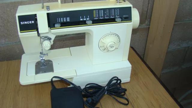 Máquina de coser vintage de brazo libre Singer 6217C con pedal y estuche