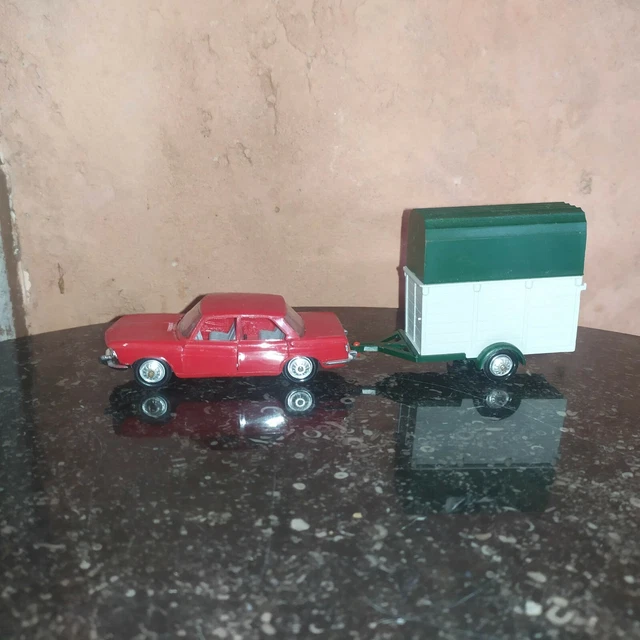 rare BMW 2000 rouge N°70 et Van N°103 Grand Prix D'Amérique 1