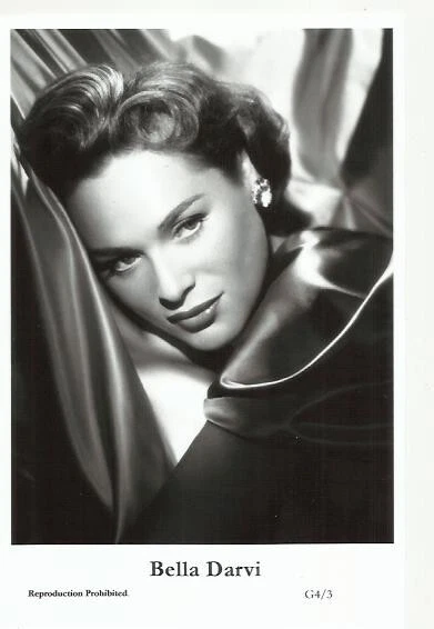 (Bx24) Bella Darvi Swiftsure Photo Postcard (G4/3) Filmstar Pin Up Glamor