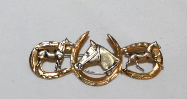 ANTIQUE HORSE HEAD HORSES WITH HORSESHOE PIN Equestrian Gold Tone Vintage Brooch