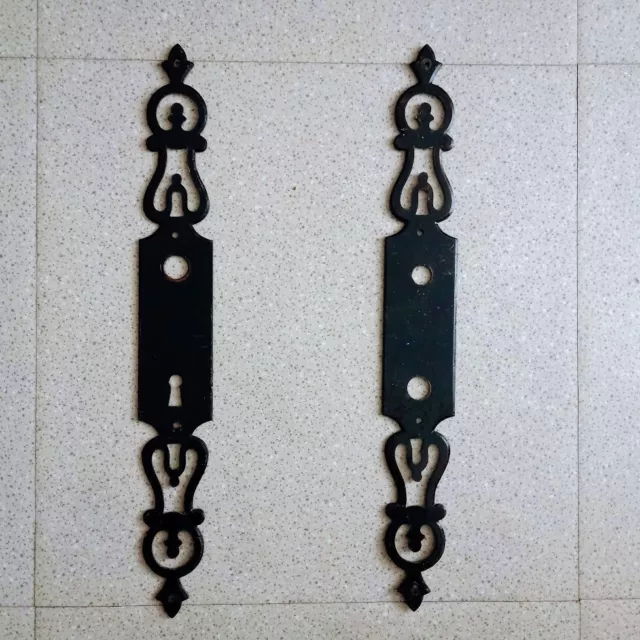 Ancienne et grande paire de plaques de propreté en métal Ht 34 cm