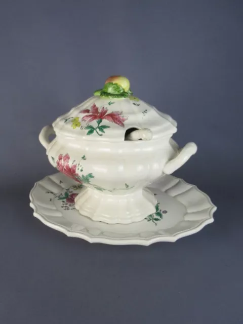 Antigua Sopera E Plato de Servicio en Cerámica Con Decoraciones Floral Pintado