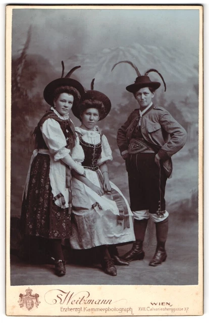 Fotografie S. Weitzmann, Wien, Calvarienberggasse 37, Drei Geschwister im heran