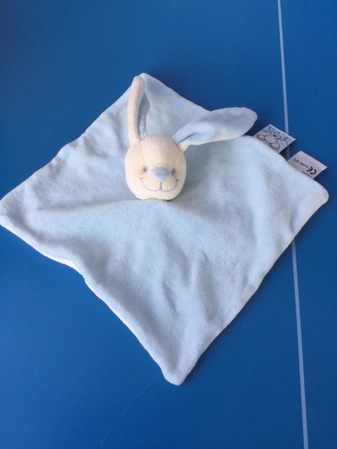 Doudou Amtoys Lapin Peluche Plat Carré Bleu Dessous Blanc ref 02