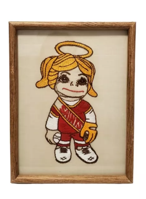 ¿Halo bordado para niña enmarcado sosteniendo una pelota de béisbol Saint Paul Saints?