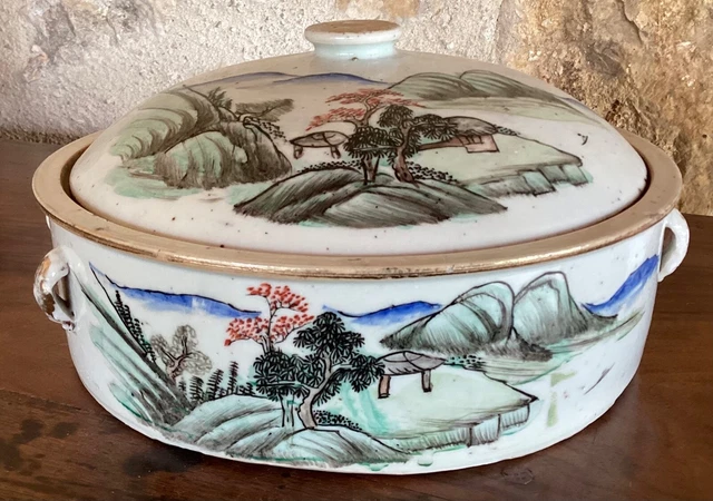 ANCIEN POT COUVERT EN CÉRAMIQUE CHINE MOTIF PAYSAGE ET CALLIGRAPHIES, D. 26 cm