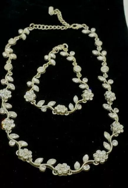 Necklace & Bracelet Set Beautiful Silver-tone Crystal Flowers Leaves On A Vine