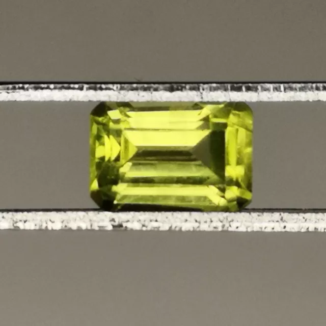 Péridot naturel d'Afrique - Octogone 0.71 Carat - 6.0 x 4.0 x 3.2 mm