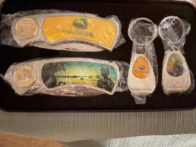 John Deere “Nothing runs like a Deere  “ 2 knife &2 keychain gift set