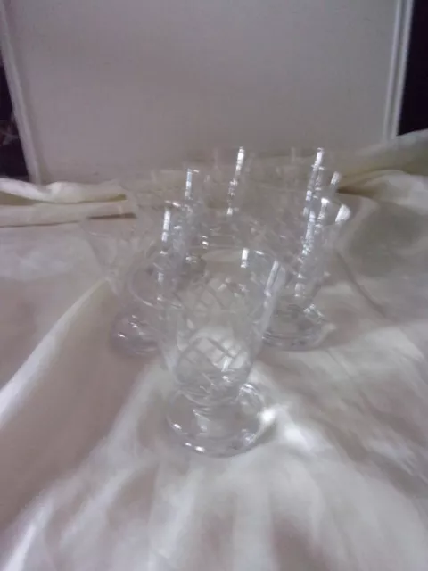 Série de 7 verres en cristal ciselé