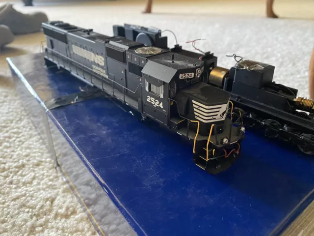 Escala HO Athearn Genesis NS SD70 2524 para piezas, basura necesita trabajo