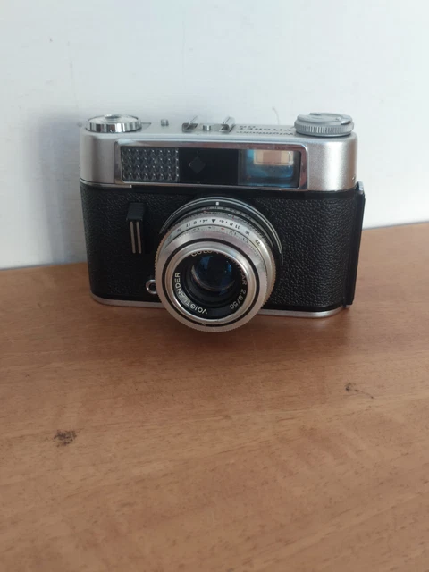 Macchina fotografica vintage con custodia in cuoio