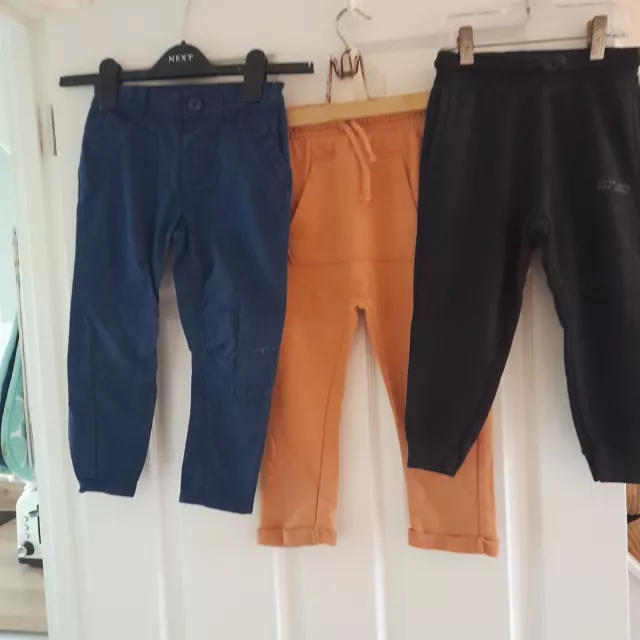 Pacchetto vestiti ragazzi età 3-4 anni, t/camicie, pantaloni da jogging, saltatori