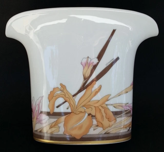 Vase Ancien En Porcelaine - Hauteur 26 Cm, Largeur 23 Cm - Décoratif Avec Petite ébréchure