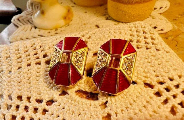 Boucles D'oreilles Vintage TRIFARI En Résine Rouge - Plaqué Or 24K - Occasion Très Bon état
