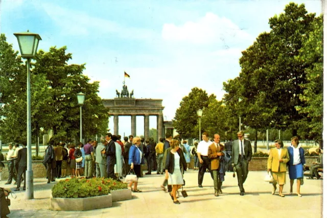 ak  BERLIN /DDR -  Brandenburger Tor  mit  Menschen  ; 1968 gestempelt