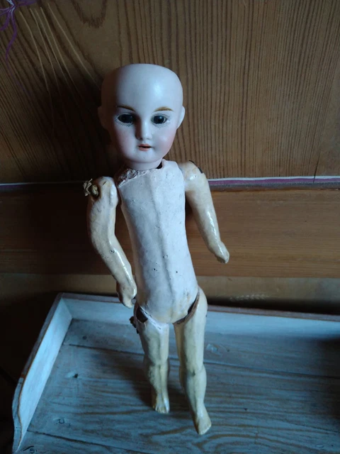Grande poupée, tête porcelaine allemande marquée en creux S et C 14