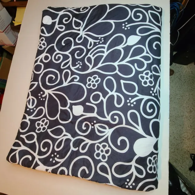Xhilaration brand Comforter twin size, Reversible pattern, black OR White, 