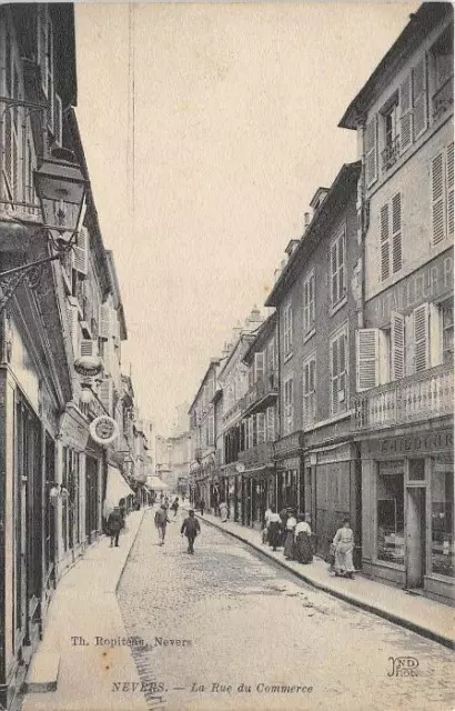 CPA 58 NEVERS LA RUE DU COMMERCE (cliché vertical
