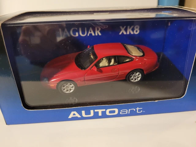 Auto Art Jaguar XJ8 coupe rouge N+B 1/43
