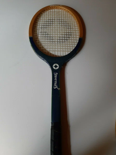 Pallina Da Tennis Gialla E Racchetta Isolate Su Un Fondo Bianco Immagine Stock - Immagine di