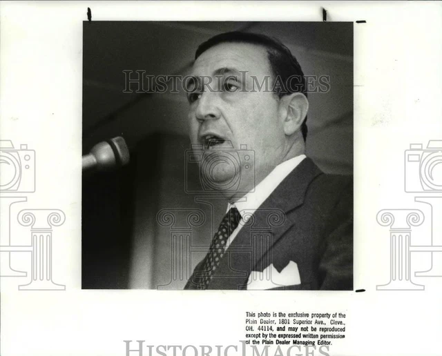 1988 Press Photo Charles Rini speaker at the fisherman's warf riser food