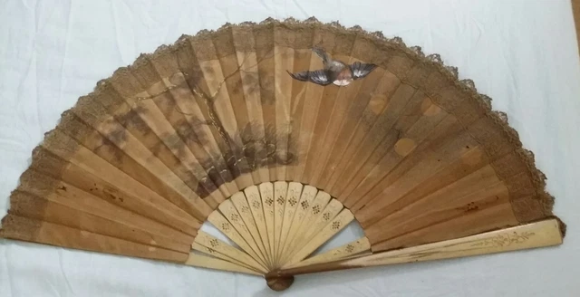 Gran Abanico Con Pais De Tela Pintado A Mano, Encaje En El Borde. Varillaje Made