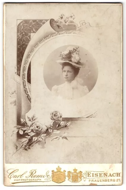 Fotografie Carl Remde, Eisenach, junge Frau im Kleid mit Blumenhut, im Passepar